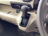 インパネシフトだから視線の移動も少なく足元もスッキリ♪運転席もゆったりしているのでゆとりを持ってドライブできますね!