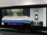 バックカメラの他に上から見下ろしたような画像が見れるアラウンド(全方位)モニター。前後左右を把握できる、すごい機能が装備されています!