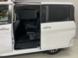 【両側オートスライドドア】子供を乗せたりするのにも隣の車を気にせずストレスフリー★雨の日などはリモコンキーからドアの開閉ができてとても便利な両側オートスライドドア★