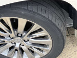 タイヤ残り溝もバッチリ!溝が少ないとスリップしたりブレーキ時の制動距離が長くなってしまいます。交換までまだまだ余裕があるのは経済的にも助かります。