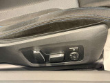 【電動シート(メモリー機能付き)】ドライバーのシートポジションを記憶させることが出来ます。お二人で交代しながら長距離を運転される際など、交代の度にシートポジションを確認する必要が御座いません。