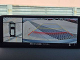 車両の前後左右にある4つのカメラを合成することで、まるでご自身のクルマを空から見ているような俯瞰での映像を映し出してくれます。バック時ももちろんのこと、前進時に視界の悪い交差点でも役に立ちますね。