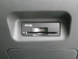 純正ETC2.0付 料金所もスムーズに通れ、割引料金の適用もあります。ビルトインできれいに収まっており、見た目もスマートです。