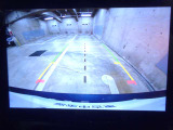 リバースポジションにシフトすると自動的にカメラが作動、モニター画面に後方の視界が映し出される、安心のバックカメラを装備。