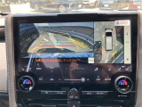 パノラミックビューモニター(シースルービュー機能つき)愛車を上から眺めた映像をナビ画面に表示いたします。メーカーオプション品につき後付けできません。