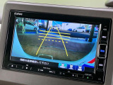 【バックカメラ】駐車時に後方がリアルタイム映像で確認できます。大型商業施設や立体駐車場での駐車時や、夜間のバック時に大活躍!運転スキルに関わらず、今や必須となった装備のひとつです!