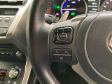 運転中、オーディオの操作をしてて、ハッとしたことはありませんか?ステアリングスイッチは、運転中でもハンドルでオーディオの操作が可能です。安全なドライブをサポートします。