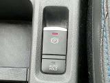 ブレーキペダルを踏んで停車すると、ブレーキペダルから足を離してもクルマがブレーキ力を維持。ペダルを踏み続けることによる足の疲れを緩和します。