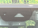 【i-ACTIVESENSE】走行中に前方の車両等を認識し、衝突しそうな時は警報とブレーキで衝突回避と被害軽減をアシスト。より安全にドライブをお楽しみいただけます。