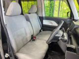 運転席まわりには十分なスペースがあり、大柄な方でもゆったり運転していただける環境です。