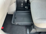 助手席下にも収納スペースがあります!車検証や、小物など収納できます!