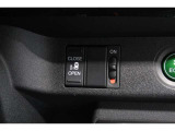 【左電動スライドドア】力を入れずにラクラクドア開閉♪左側電動スライドドア装備車両◎右側スライドドアは手動開閉です。狭い駐車場での乗り降りもラクラク♪挟み込み防止機構装備でお子様の乗り降りも安心◎