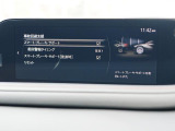 こちらのお車には先進安全装備が多数搭載されています。衝突被害を回避あるいは軽減するためのブレーキや、後方死角からの接近警報、車線逸脱を防止する警報装置など、詳しくはスタッフまでお尋ねください。