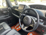 【革巻きステアリング】上質な革を使用することで、手にしっかり馴染みとても運転しやすいです!