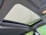 【サンルーフ】開放感たっぷりの希少装備、サンルーフが装着されています!車内に明かりを取り入れたり景色を楽しむ以外にも、車内の空気も簡単に換気できて快適です!