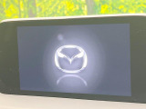 【8.8インチマツダコネクト】車内の雰囲気にマッチした大型のディスプレイ。スマホ接続でのナビ使用やBluetooth再生等、様々な機能が楽しめます。直感的なダイヤル操作が可能で、使い勝手も良好です。