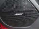 BOSEサウンドシステムを搭載。「良い音を出す」ではなく、その車種のごとに特徴を計算(車種専用設計)し、「反響音」を作り出すことによってどの座席でも自分中心で音が聴こえ、「心地よい空間」を作り出します。