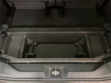 荷室下には隠れ収納がございます。