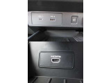 USBタイプA・タイプC・HDMI接続が可能です。Apple CarPlayやAndroid Auto連携機能もあります。携帯電話のワイヤレス充電にも対応。