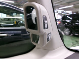 補助確認ミラーです。運転席から見えにくい個所を確認でき、狭い道や駐車時の安全確認に役立ちます。