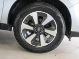 右前 17インチアルミホイール タイヤサイズは、225/60R17です。「*ホイールロックナットは展示用です」