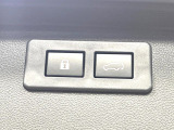 【パワーバックドア】スマートキーや運転席のボタンを押すだけでリアゲートが自動で開閉します!荷物を持っている時や、高い位置にあるバックドアを閉める際に便利な機能です♪