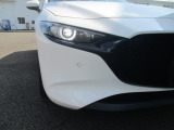 アダプティブ・LED・ヘッドライト!夜間走行時に先行車や対向車の状況を車が判断。ヘッドライトの照射範囲や明るさを自動的に変化させるシステムです。