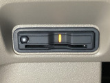 ハンドルの左下にETCがついています。高速道路の料金所の通過も楽々です。カードの取り出しもしやすい場所についています。