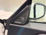ハーマンカードンは移動中の車内空間をより快適に過ごす為のスピーカーで600W・9チャンネル・サラウンド・車両専用のイコライザーが装備され、良質な音源でございます。