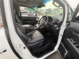 【運転席】座り心地が良いシートなので長時間の運転でも快適にお過ごしいただけます。新品のフロアマットのご注文も可能です。掲載箇所以外にご希望の写真がございましたらお気軽にお問い合わせ下さい。