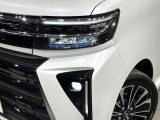 【LEDヘッドライト】悪天候や夜間走行時も良好な視界を確保し安心して運転できる高輝度LEDヘッドライトを装備!点灯速度が早く、消費電力も抑えられています。