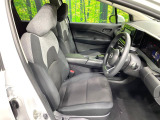 運転席まわりには十分なスペースがあり、大柄な方でもゆったり運転していただける環境です。