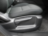 運転席にはドライバーの体型や好みに応じて前後方向だけでなく、高さの調整ができるシートリフターを装備!