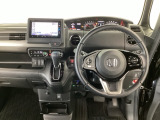 【ハンドル】運転にかかわる様々な操作を安全に行えるように視点移動が少なく操作性に配慮されたスイッチ類が凝縮されたコックピットです。