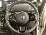 ハンドルにHondaセンシング系のクルーズコントロールやレーンキープアシストなどのスイッチと、オーディオの操作スイッチが装備されています。ハンドルから手を離さず安全に操作できます。