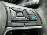 高速道路などの自動車専用道路で、アクセル、ブレーキ、ステアリングを自動制御してドライバーを支援する運転支援システムです。渋滞走行や長距離巡航時の疲労を大幅に軽減し、車線中央の維持や前車追従、を行います