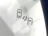 【ブラインドスポットモニター】走行中、ドアミラーの死角になりやすい箇所に後続車が接近するとサイドミラーのレンズに警告を表示!ドライバーに注意喚起をしてくれます。