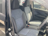 前席です。センターコンソールが無いので車内での左右移動が出来ます。