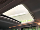 【サンルーフ】開放感たっぷりの希少装備、サンルーフが装着されています!車内に明かりを取り入れたり景色を楽しむ以外にも、車内の空気も簡単に換気できて快適です!