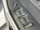 【電動格納ミラー】サイドミラーは電動格納式となっており、狭い駐車場でもキズがつくリスクを抑えられます。