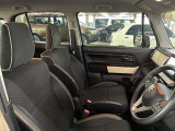 運転席の画像です。足元やシートまわりに余裕があり、リラックスした姿勢で運転が可能です。視界も良好で操作系へのアクセスもしやすく、快適で安心感のあるドライブをサポートします。