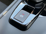 【電動パーキングブレーキ】ブレーキペダルを踏み込み、スイッチを引き上げると作動、押し下げると解除されます。