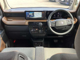 すっきりした運転席周りにはナビやエアコンの操作パネルを設置しておりますので、お一人での運転でもご安心できます。