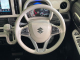 インテリアに合わせたデザインのステアリングは、運転される方のことも考え、運転しやすい形状、大きさです。是非一度、実際に触ってお確かめください。