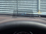 運転視界の遠方上方に虚像を投影することで前を見ながら情報の視認ができます。本当にドライバーが必要な情報を適切に伝え、楽しんで頂くことを考えた新世代装備です。※虚像は1.5m前方に浮かぶイメージです。