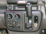操作が簡単なシフトレバーですのでストレスなく運転が出来ますよ!エアコンはダイヤル式のマニュアルエアコンです!