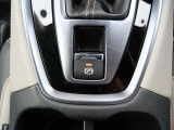 電動パーキングで駐車後も楽々です。
