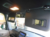 運転席&助手席バニティミラー付いています☆