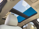 従来のガラスサンルーフとは違い、なんと2列目までオープンになります。前席だけでなく、後席の方も一緒に気軽にオープンライクを楽しんで頂ける&hellip;そんなお車となっております。