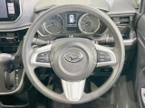 インテリアに合わせたデザインのステアリングは、運転される方のことも考え、運転しやすい形状、大きさです。是非一度、実際に触ってお確かめください。
